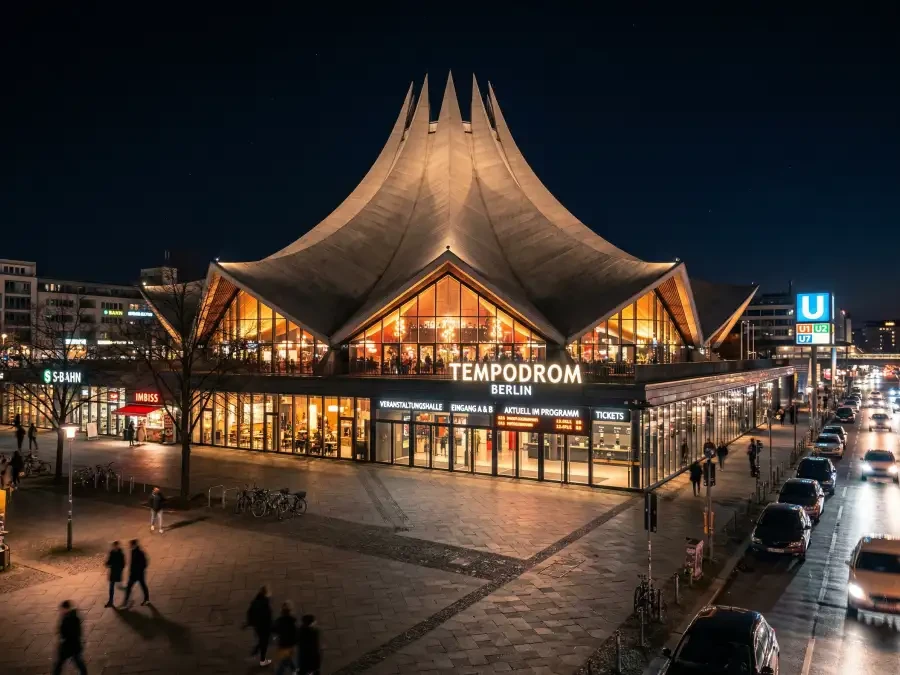 Berliner Tempodrom bei Nacht mit German Masters Snooker-Plakat