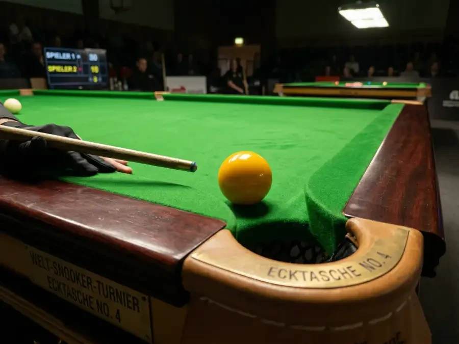 Snooker-Tisch mit weißer Kugel und Queue aus Spielerperspektive