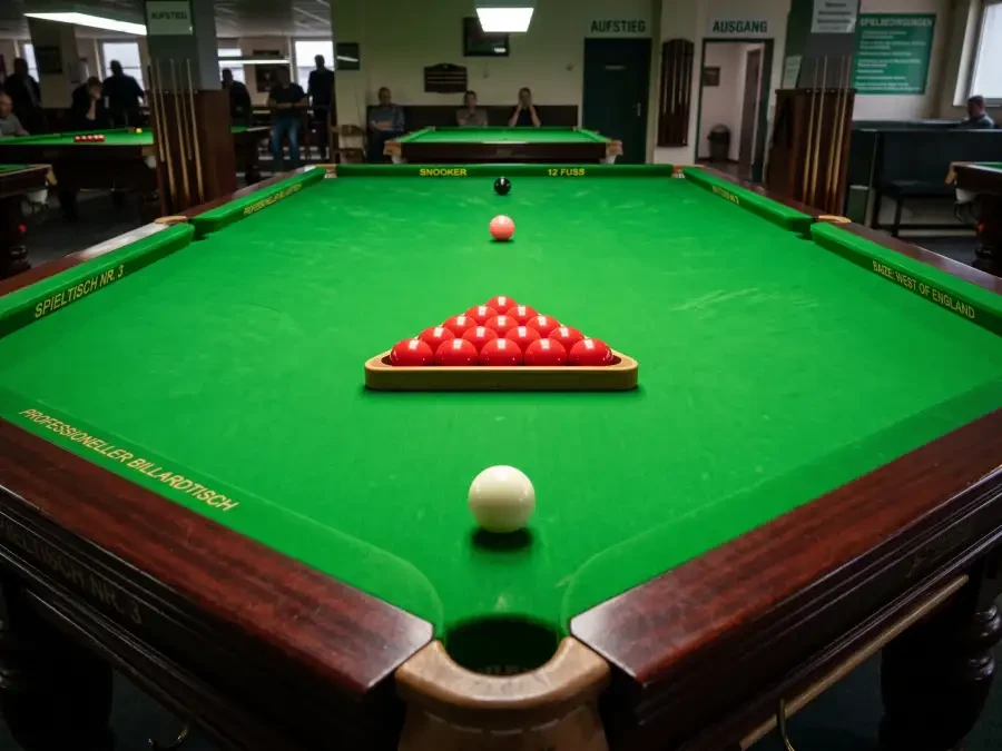 Snooker-Tisch mit allen Kugeln in Startposition für ein Maximum Break